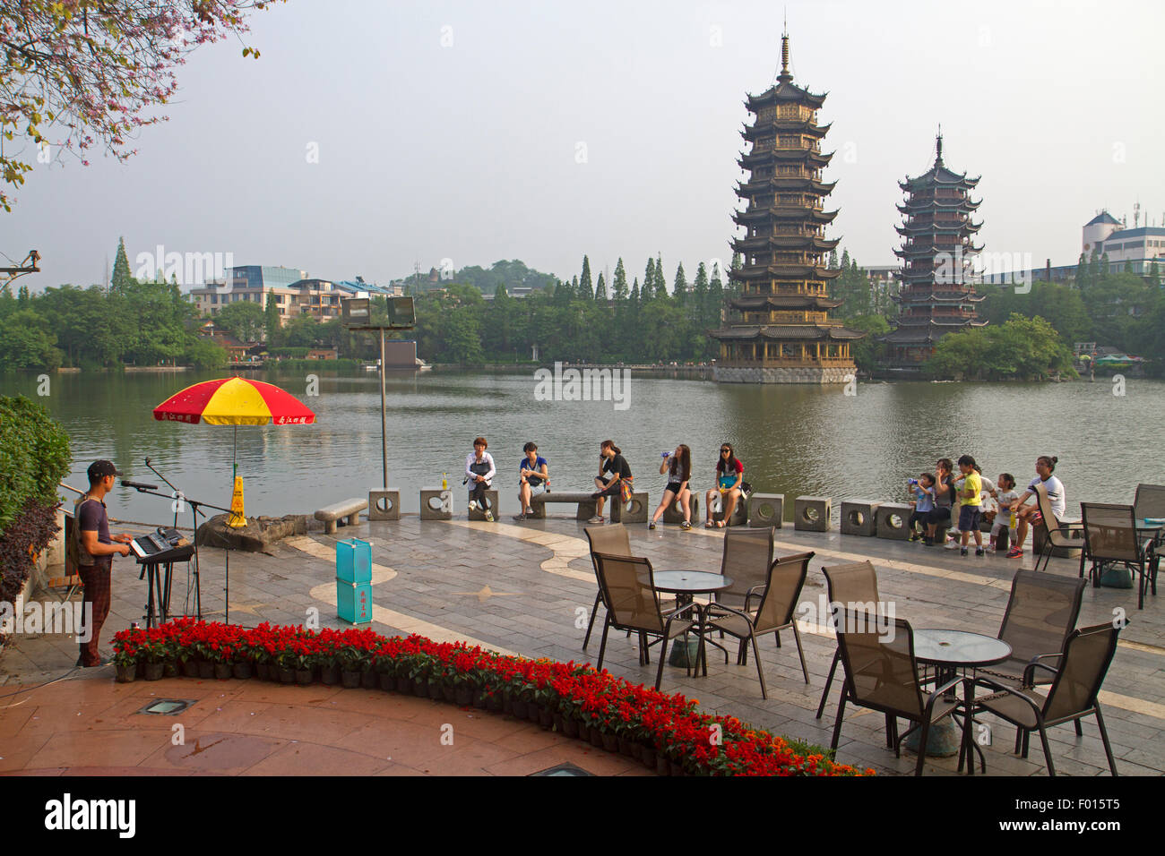 Soleil et lune de pagodes sur Shan Lake Banque D'Images