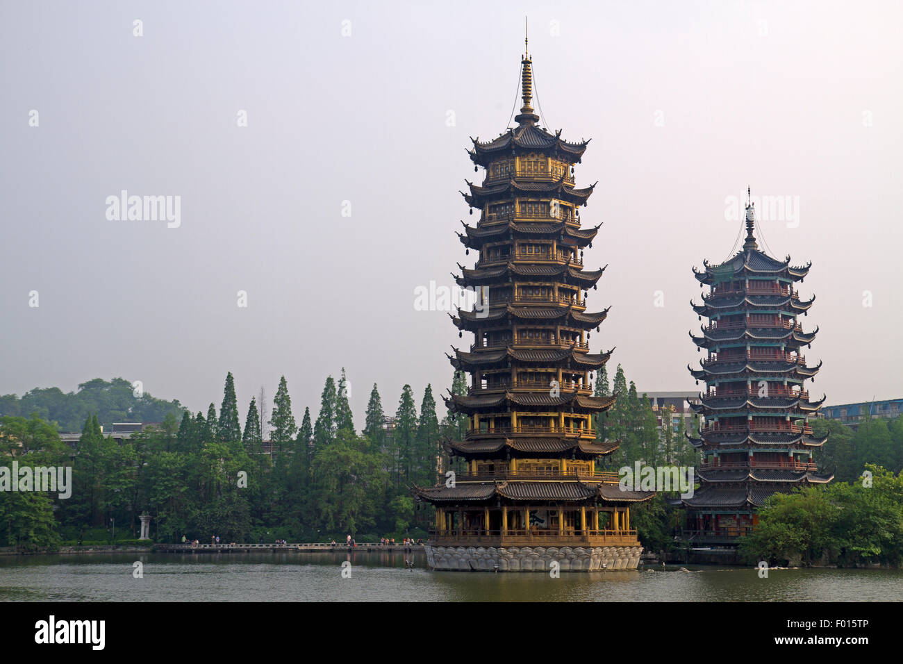 Soleil et lune de pagodes sur Shan Lake Banque D'Images