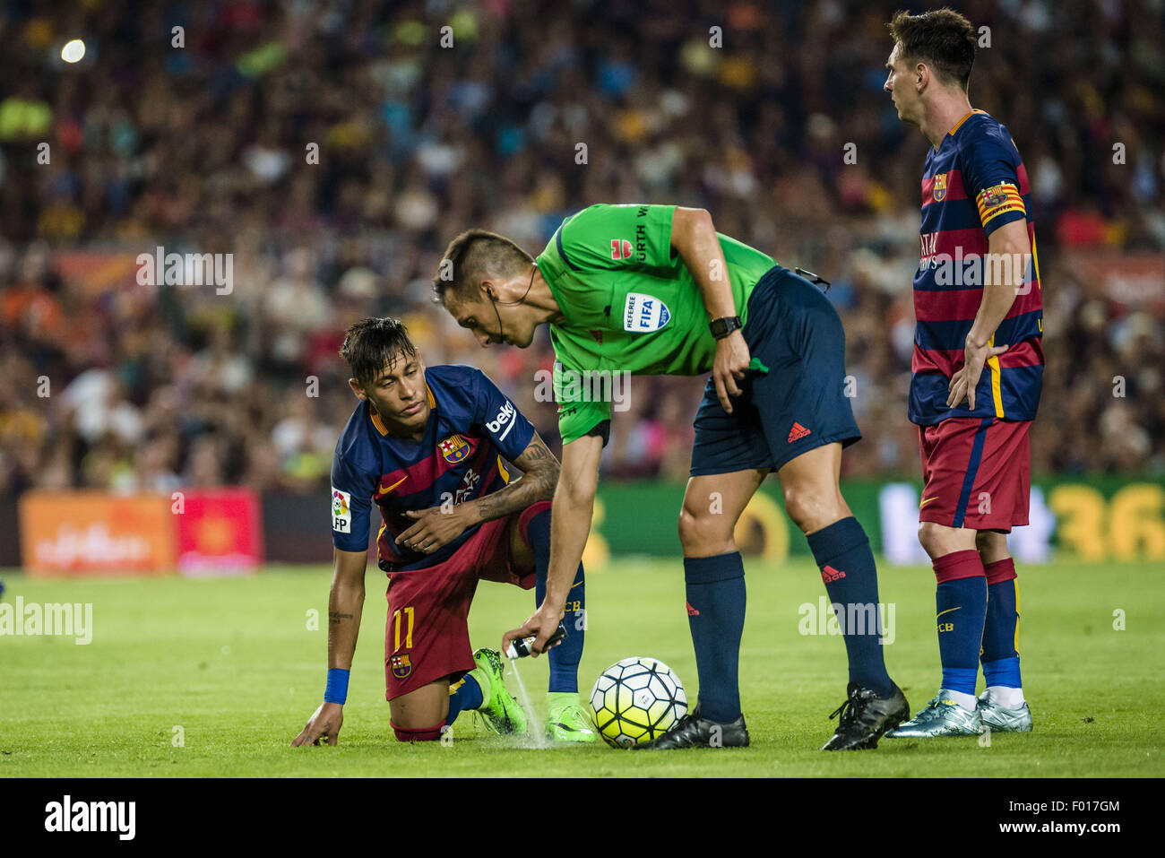 Barcelone, Catalogne, Espagne. 5 Août, 2015. Arbitre XAVIER ESTRADA marque le coup franc direct qu'après Neymar du FC Barcelone a été souillée pendant la pré-saison friendly 50ème Trophée Gamper match entre le FC Barcelone et l'AS Roma Crédit : Matthias Rickenbach/ZUMA/Alamy Fil Live News Banque D'Images