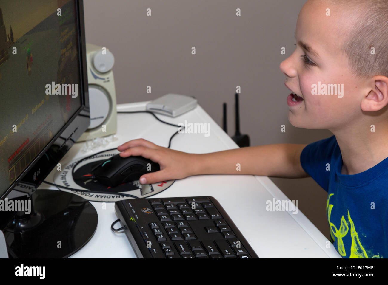 Garçon de sept ans de jouer un jeu vidéo. M. Banque D'Images