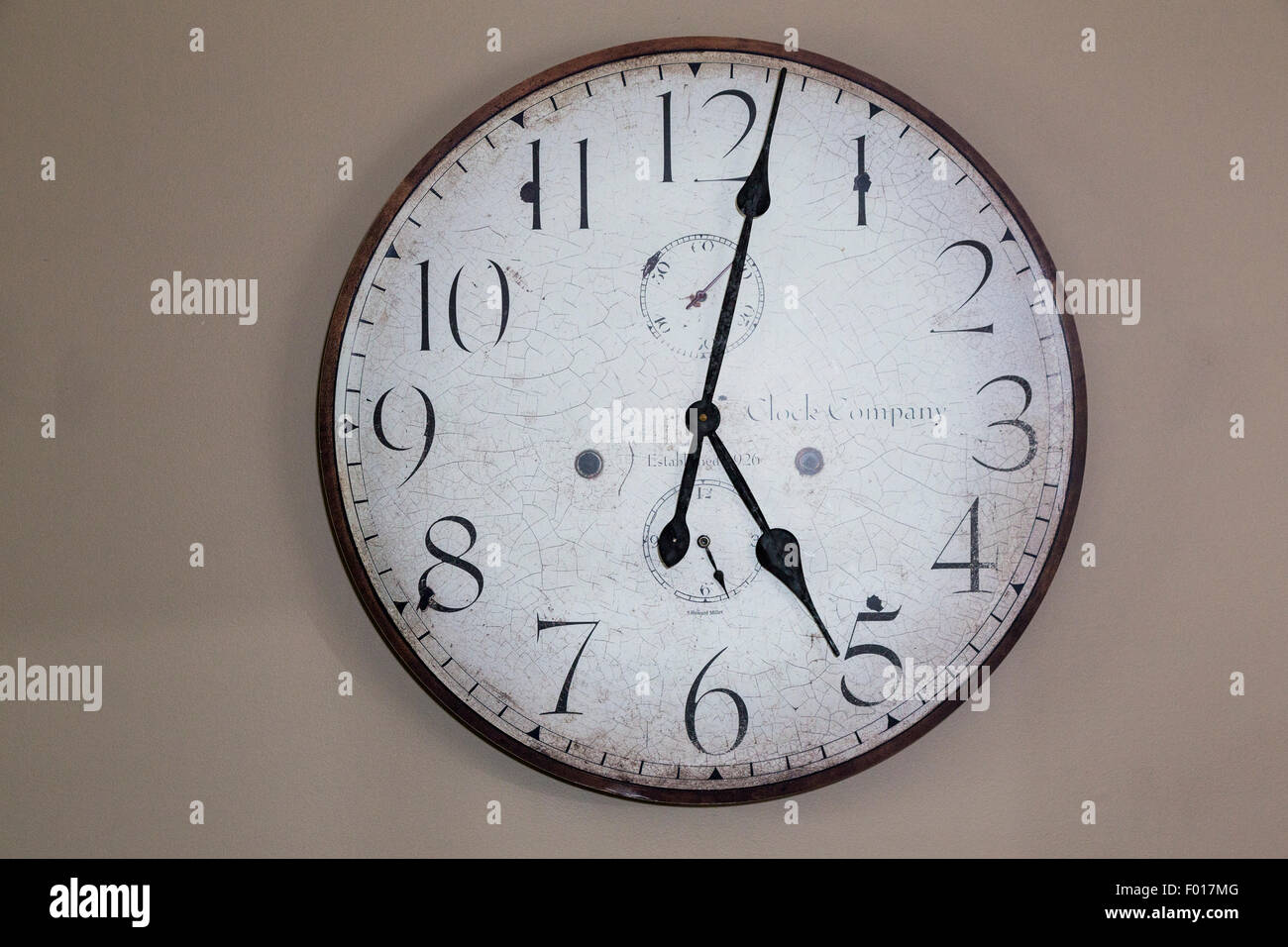 Ancienne horloge de mur dans une maison américaine.. Banque D'Images