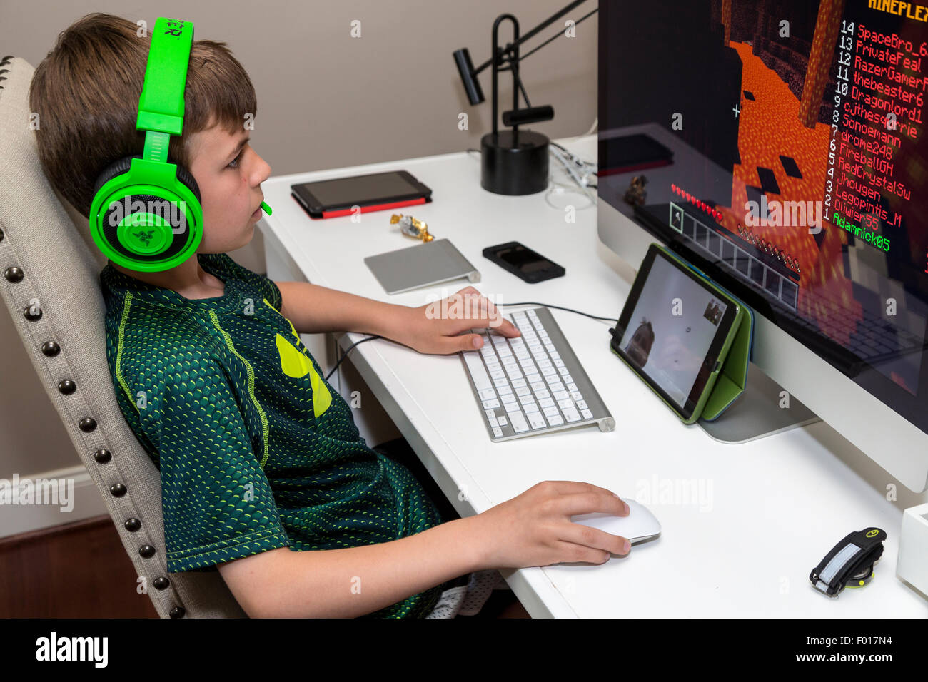 Deux jeunes garçons jouent à des jeux vidéo à longue distance, la communication via Facetime. M. Banque D'Images