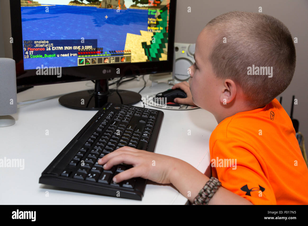 Jeune garçon (7 ans) Jouer un jeu vidéo. M. Banque D'Images