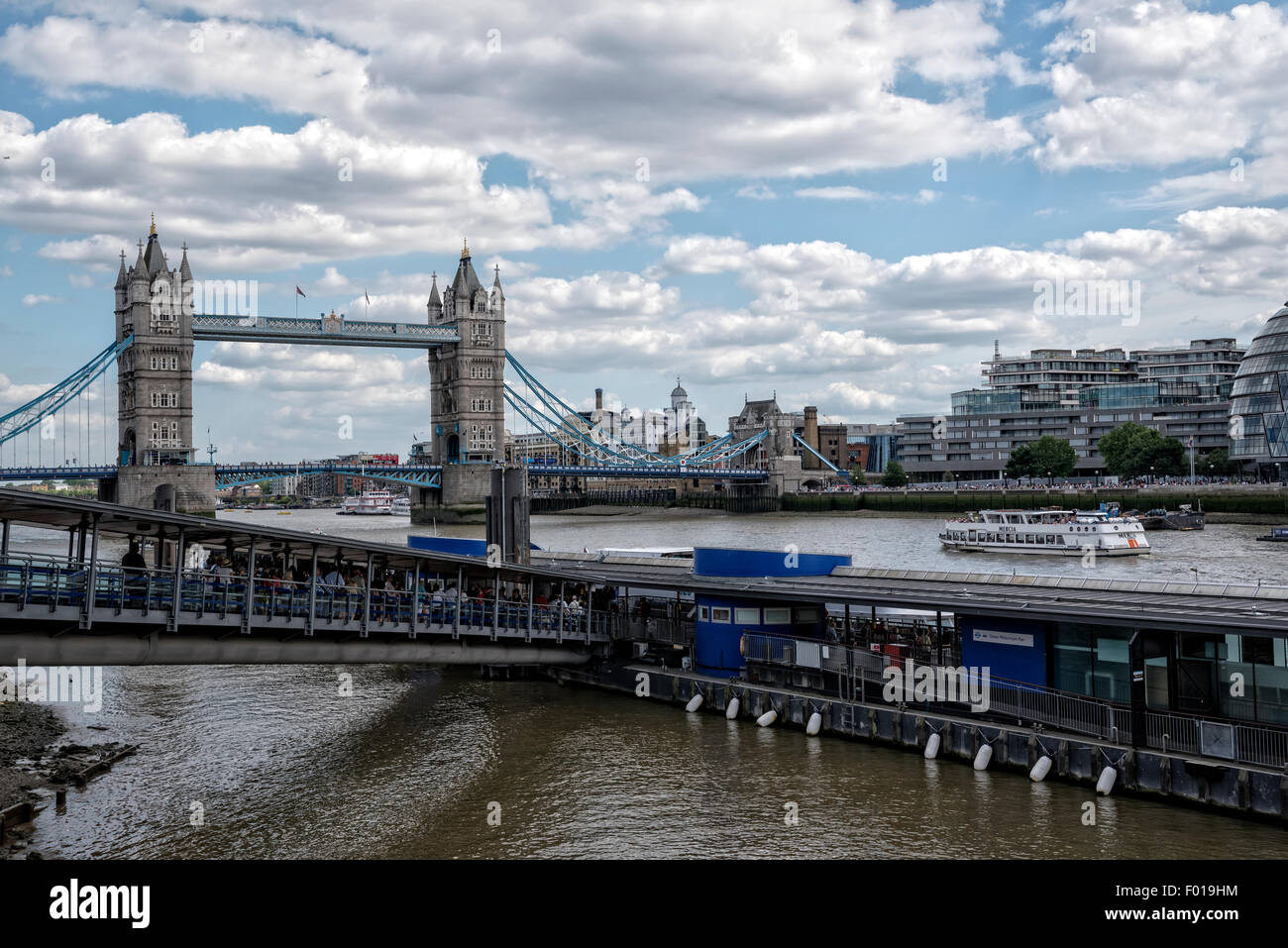 Tour de Londres ; pont rivière Thames ; Londres ; ; ; atterrissage piétons quai ; petit ; bateaux ; Skyline Banque D'Images