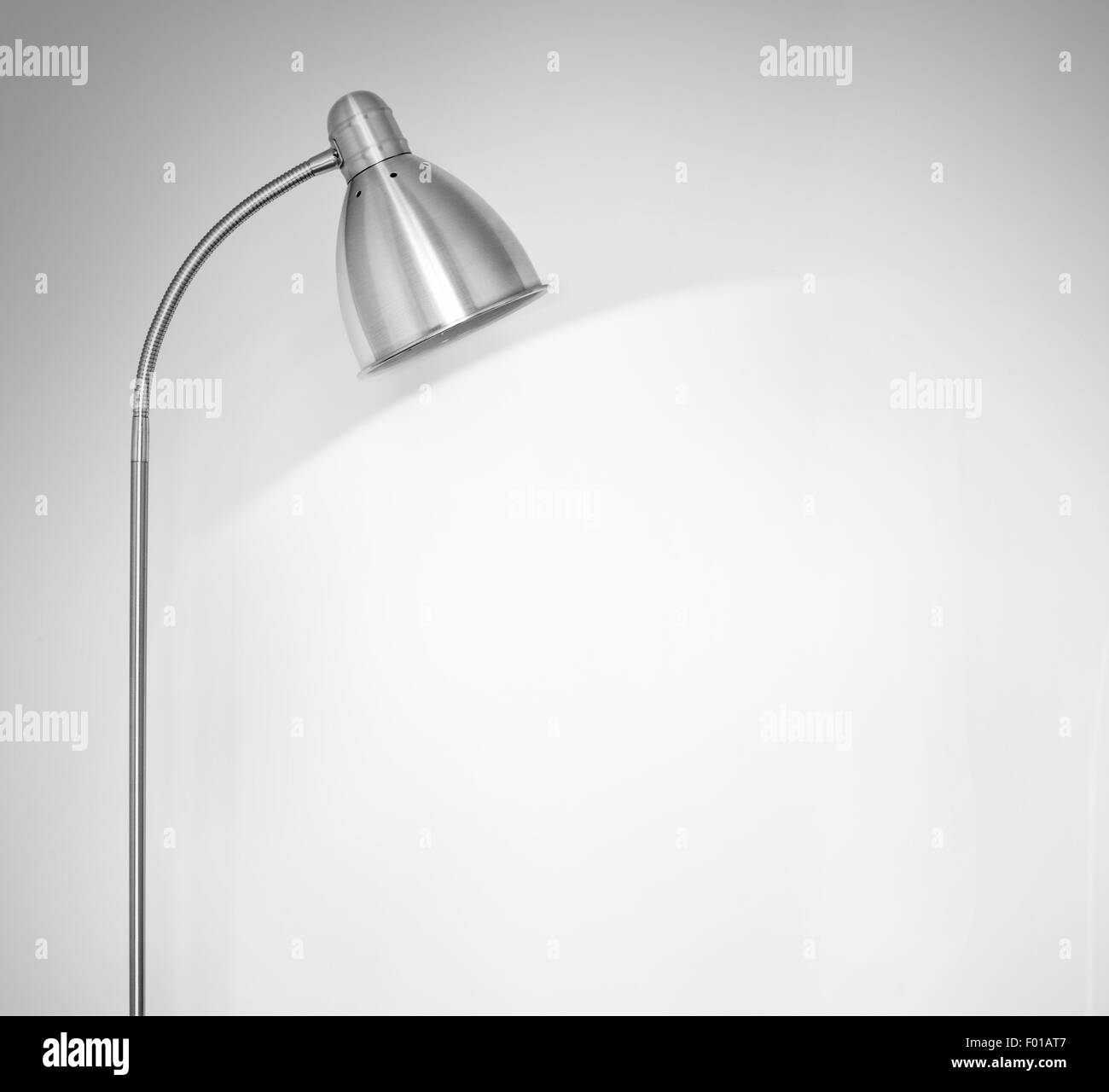 Lampe de plancher métalliques debout près de mur blanc Banque D'Images Lampe de plancher métalliques debout près de mur blanc Banque D'Images