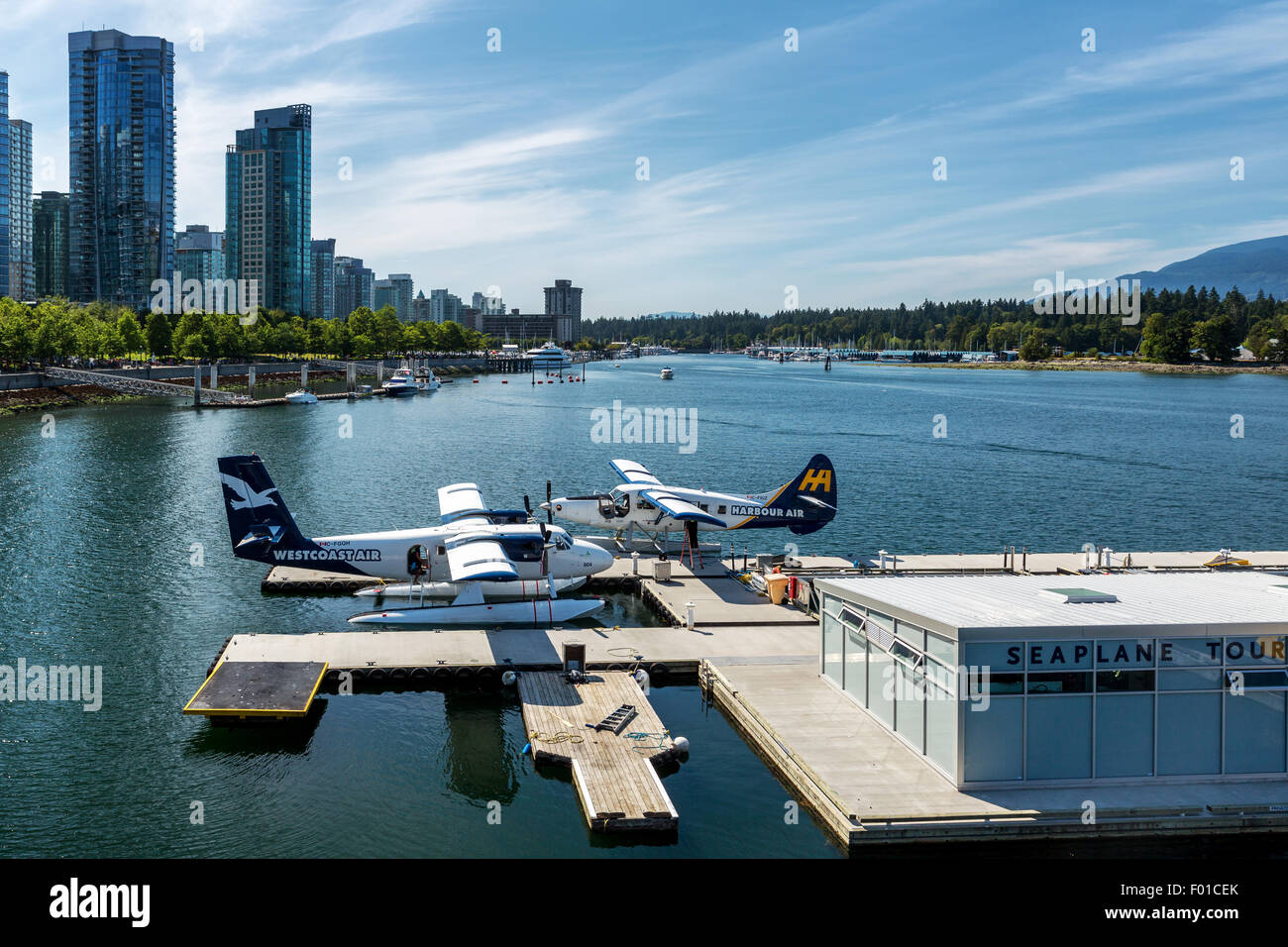 Les avions de l'eau, Coral Harbour District derrière, Vancouver, British Columbia, Canada Banque D'Images