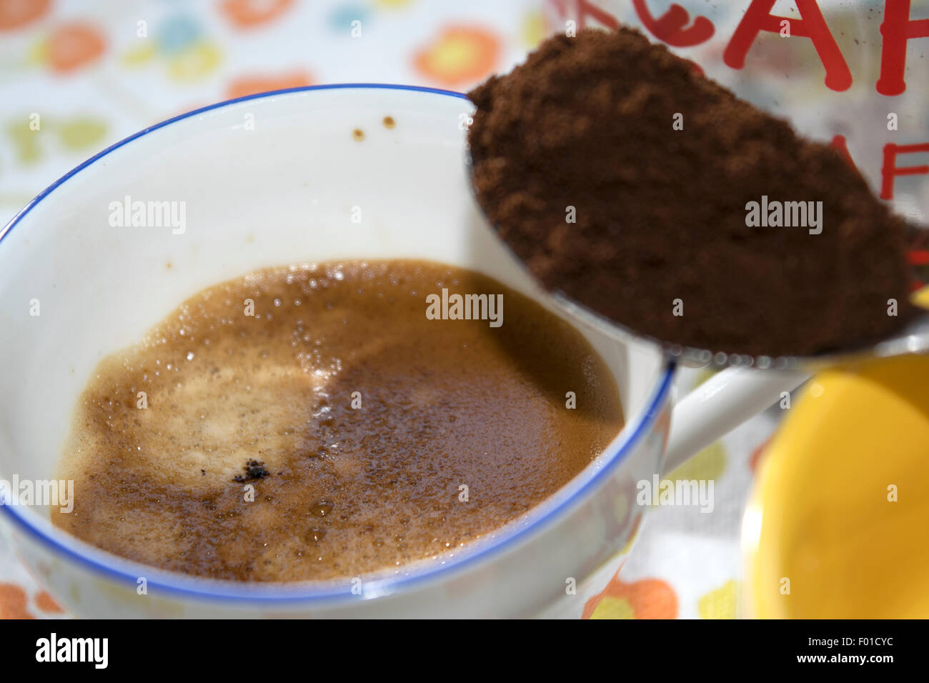 Une tasse de café extra fort avec une cuillère à café de café grounf Banque D'Images