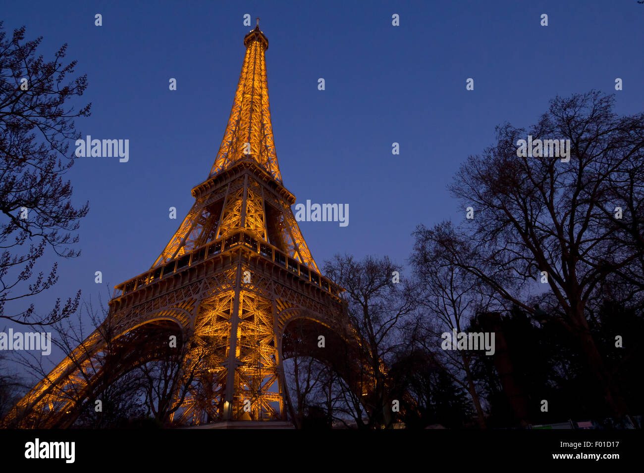 Eiffel tower at night Banque D'Images