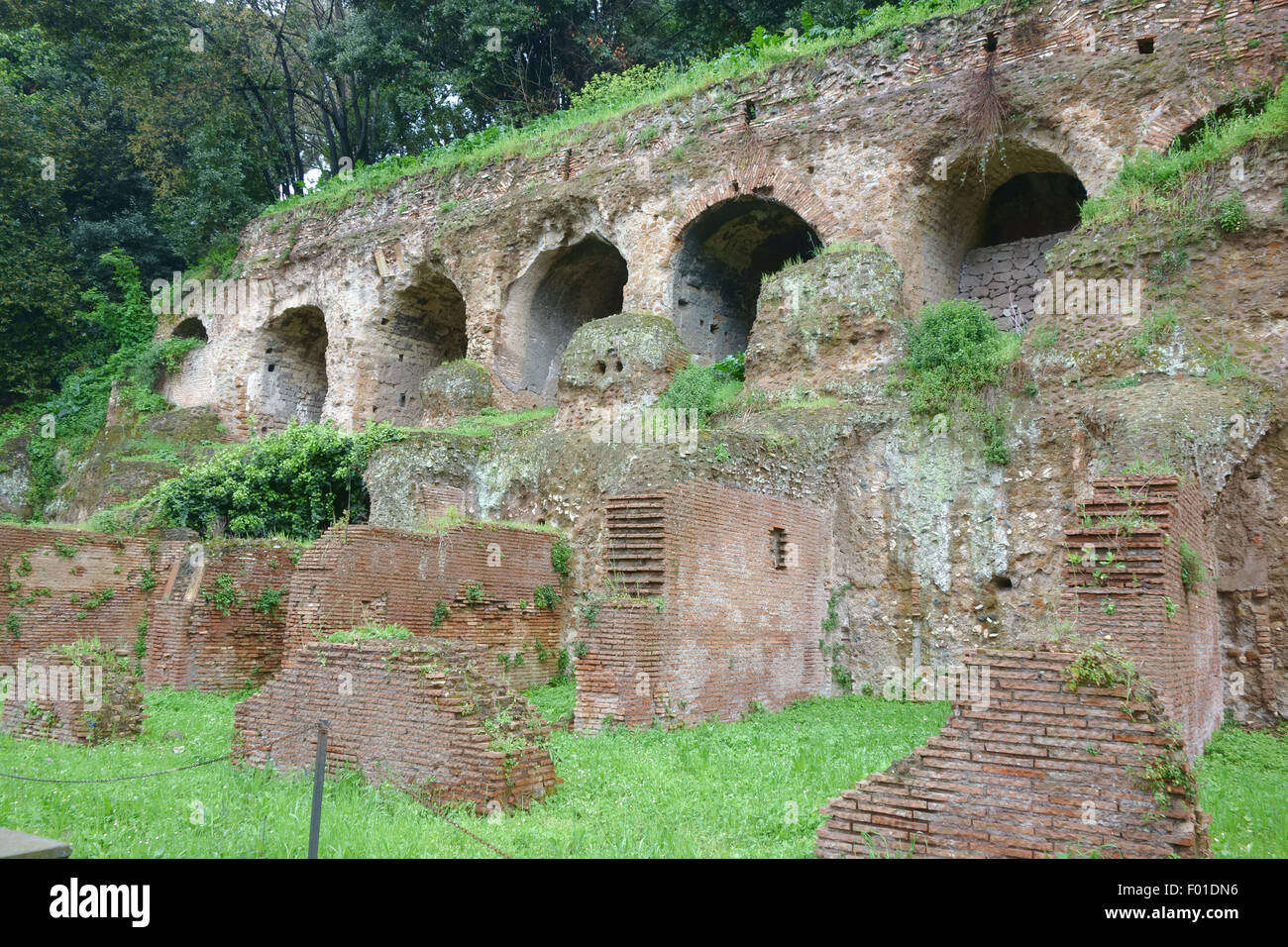 ROME, ITALIE - Le 5 avril 2015 : sous-structures et d'insula, II siècle édifice romain sur les pentes de la colline du Palatin Banque D'Images