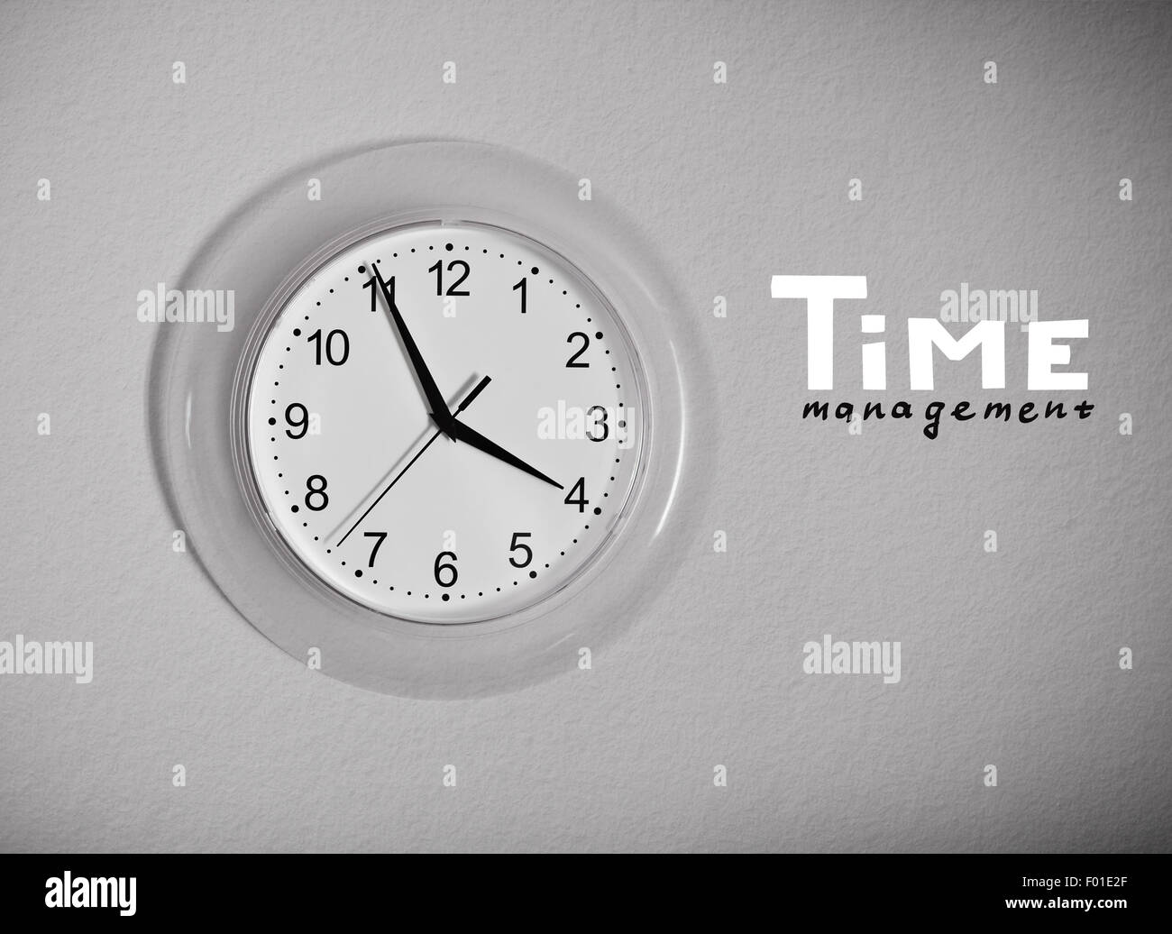 Horloge murale avec 'Gestion du temps', lettrage noir et blanc Banque D'Images