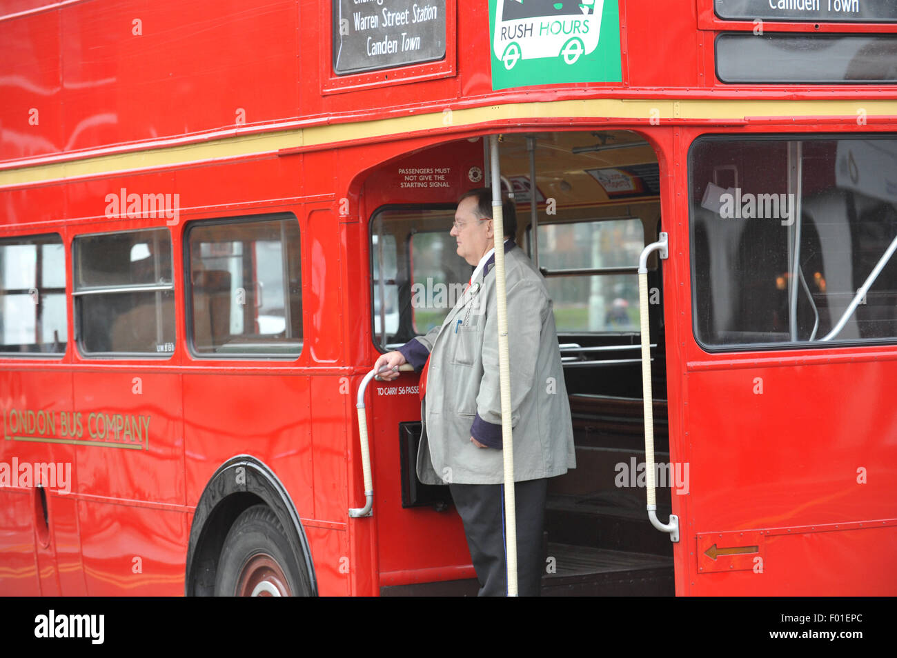 Turnpike Lane, Londres, Royaume-Uni. 6 août 2015. Le tube de 24h grève ferme toutes les stations, les banlieusards de prendre le bus et d'autres formes de transport Crédit : Matthieu Chattle/Alamy Live News Banque D'Images
