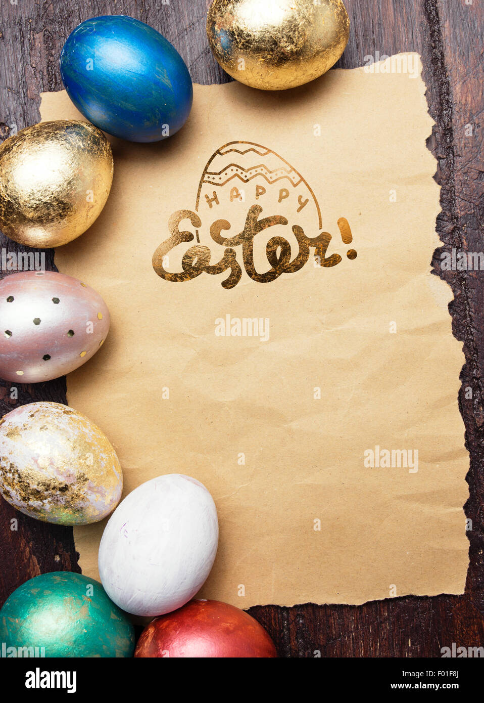 Les oeufs de Pâques sur table en bois avec le papier blanc pour le texte. Arrière-plan de vacances Banque D'Images