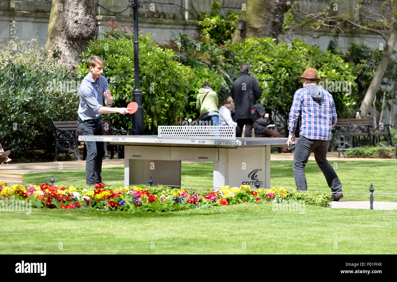 Londres, Angleterre, Royaume-Uni. Tennis de table en plein air dans un parc de Londres Banque D'Images