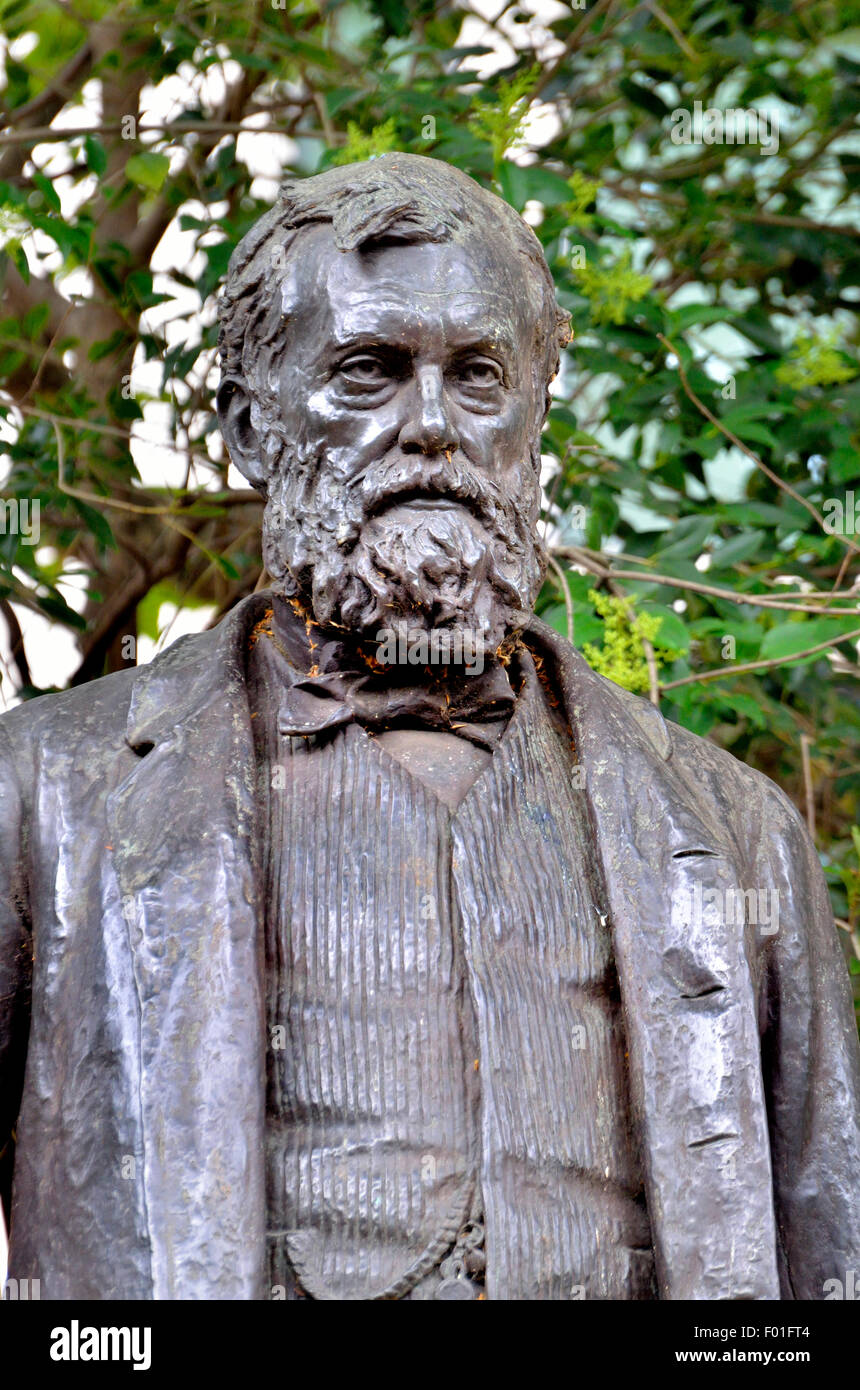 Londres, Angleterre, Royaume-Uni. Statue de William Edward Forster (1818-86) homme politique qui a introduit l'enseignement primaire national. Temple Banque D'Images