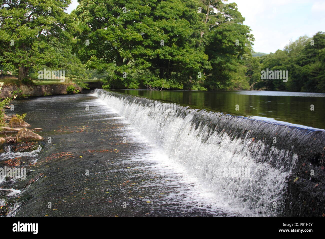 Le barrage sur la rivière Derwent à Bamford dans le parc national de Peak District, Derbyshire, Angleterre, Royaume-Uni Banque D'Images