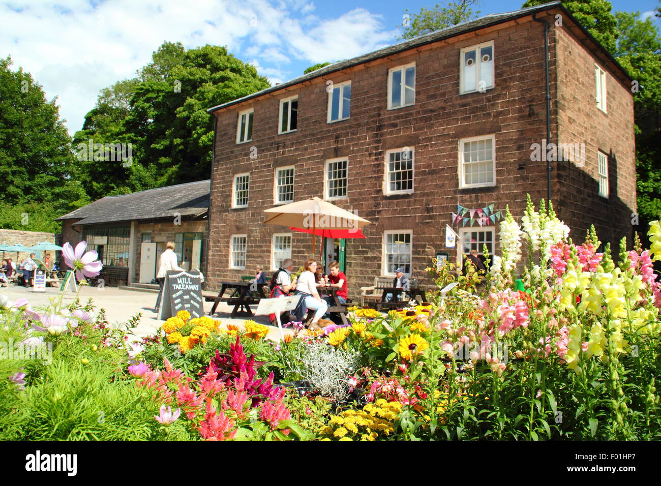 Les visiteurs se détendre par les boutiques et café à Sir Richard Arkwright's Mills de Cromford complexe, Matlock, Derbyshire, Angleterre, Royaume-Uni Banque D'Images