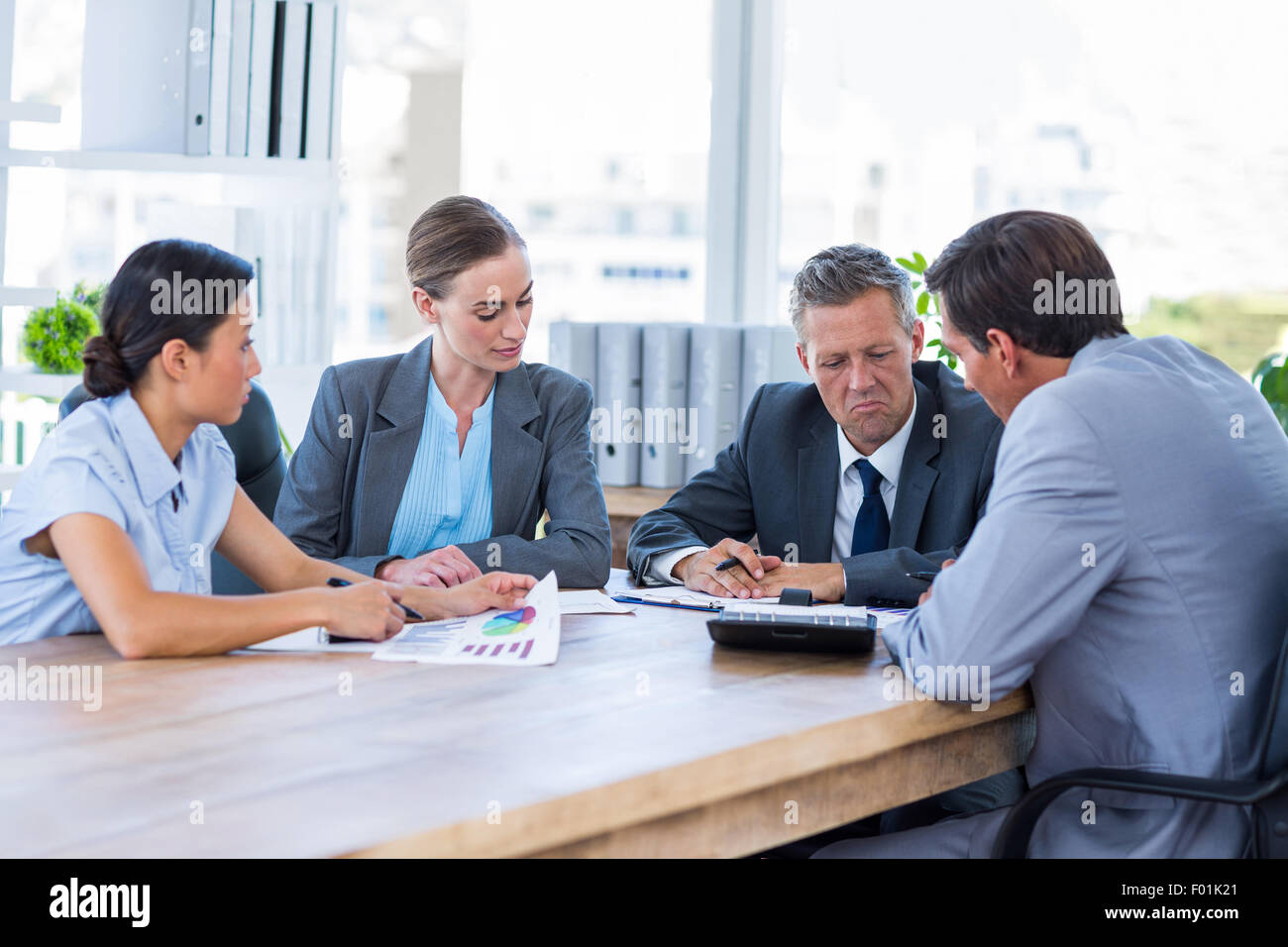 Les gens d'affaires réfléchie au cours de réunion Banque D'Images