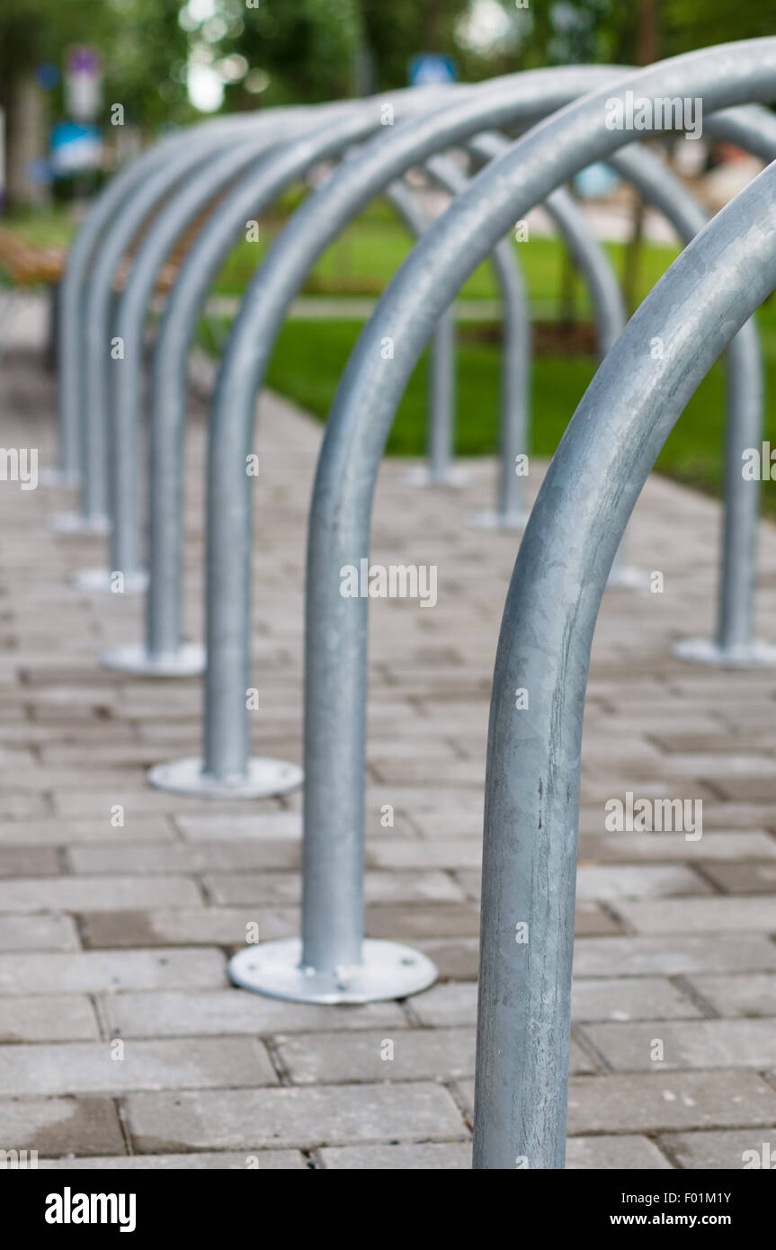 Parking vélo simple, abstract blurred view Banque D'Images