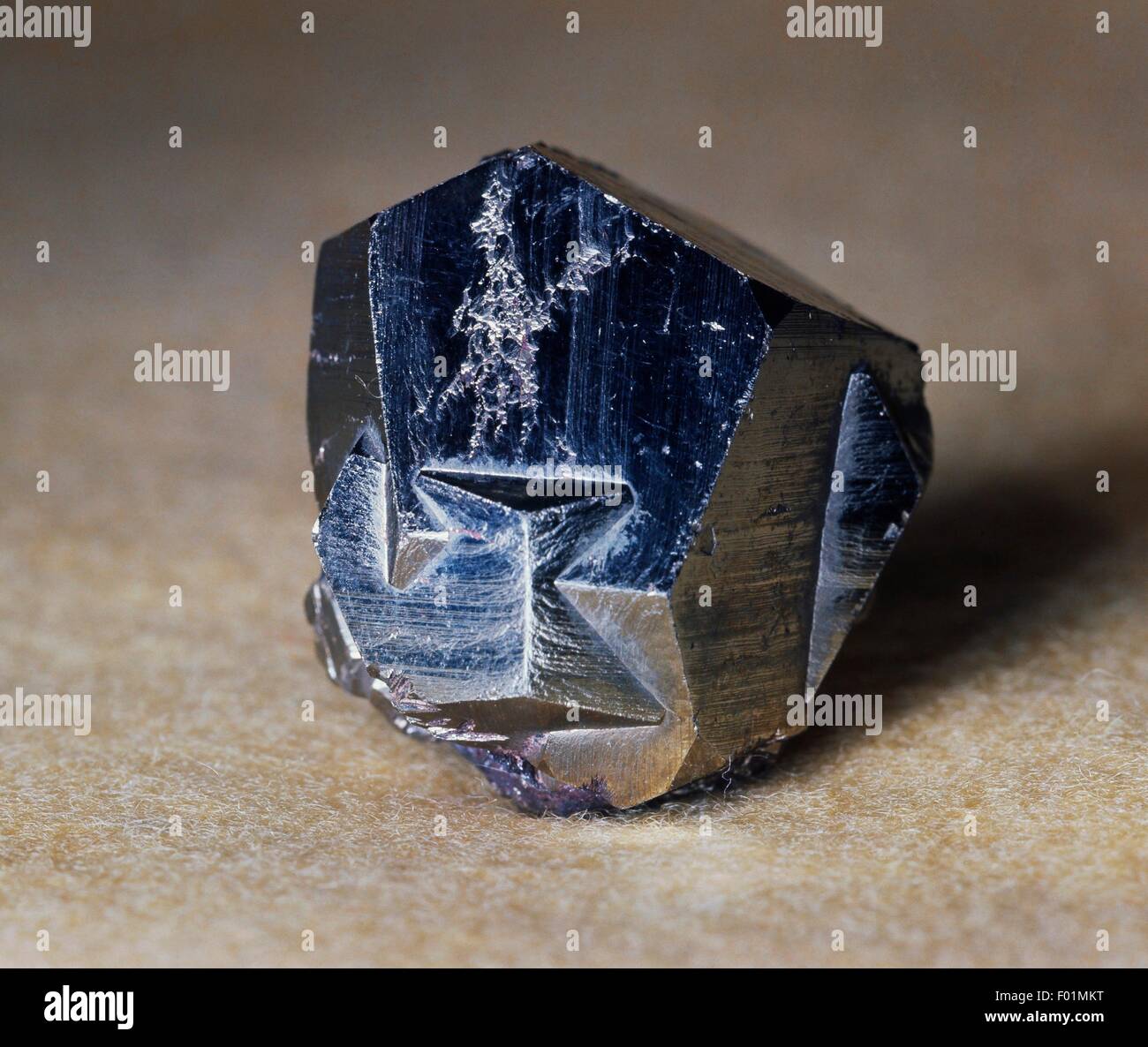 La pyrite géminées, croix de fer sulfuré. Banque D'Images