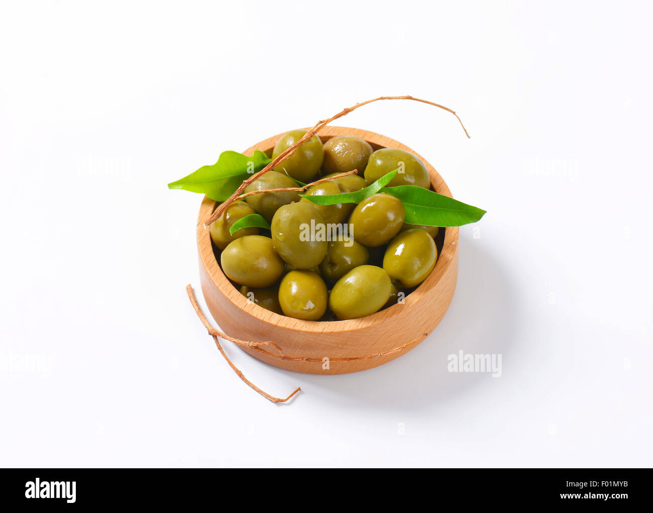 Bol d'olives vertes fraîches Banque D'Images