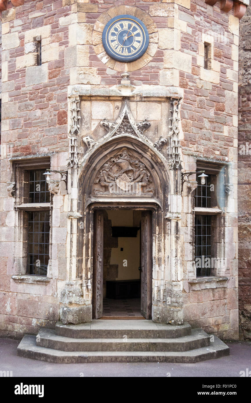 L'Angleterre, château de Berkeley, et garder l'intérieur, d'entrée de porte avec orné des armoiries et de l'horloge au-dessus et deux fenêtres de chaque côté. Banque D'Images