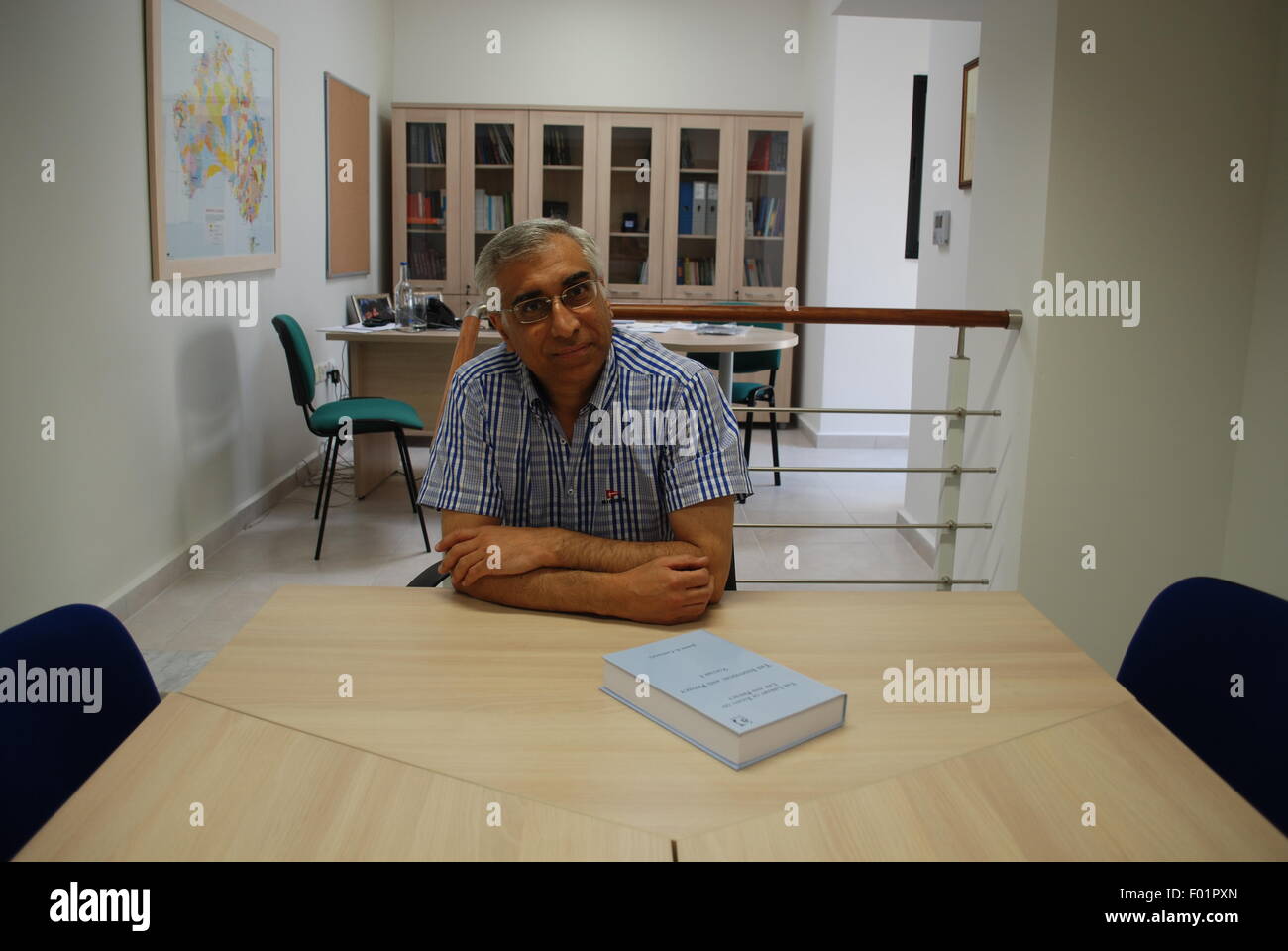 Le premier Rapporteur spécial des Nations Unies pour la vie privée, le professeur Joseph Cannataci, dans son bureau de Malte. Photo par : Adam Alexander Banque D'Images