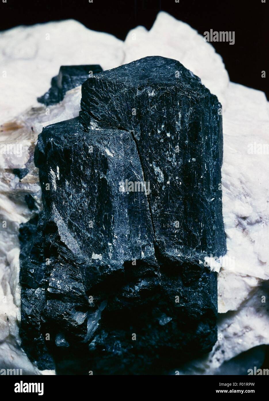 La tourmaline noire, silicate, dans pegmatite, roches intrusives, d'Olgiasca, Lombardie, Italie. Banque D'Images
