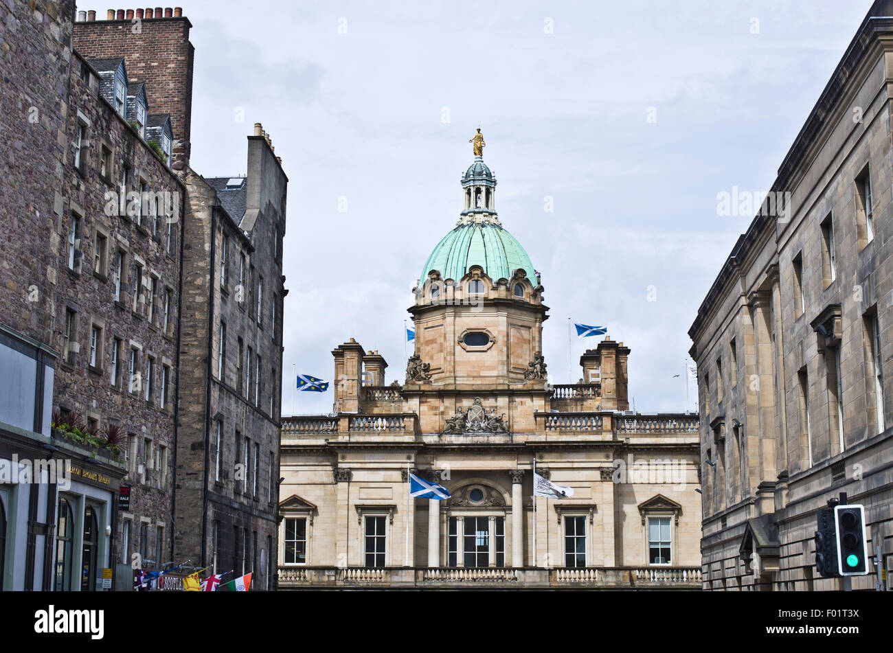 Vue vers le bas de la rue Bank à la coupole et à l'étage supérieur de l'ancien siège de la Banque d'Ecosse sur la butte, Edinburgh, Scotland UK Banque D'Images