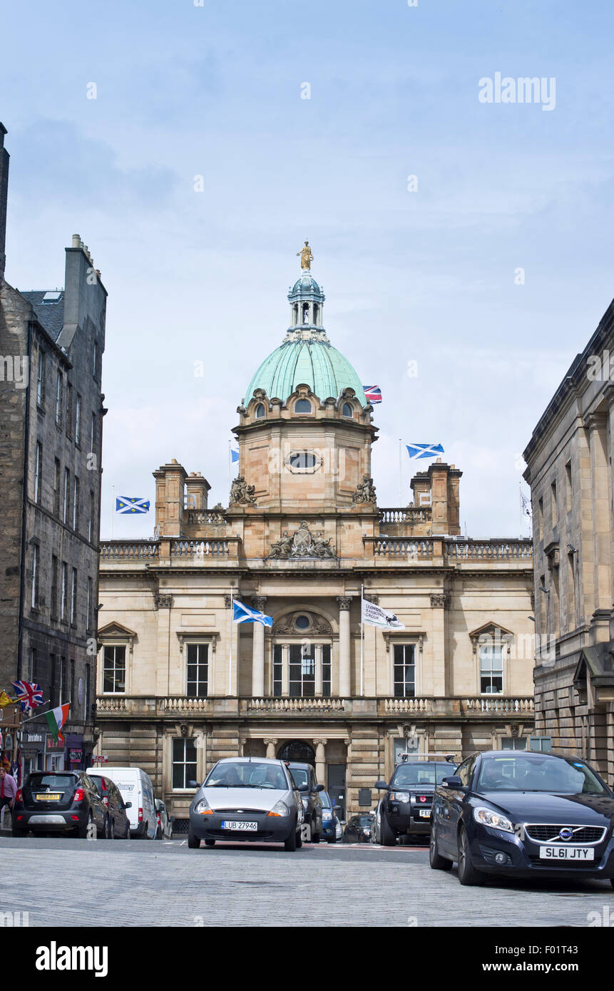 Vue vers le bas de la rue Bank à l'ancien siège de la Bank of Scotland (maintenant Lloyds Banking Groop) sur la butte, Edinburgh, Scotland UK Banque D'Images