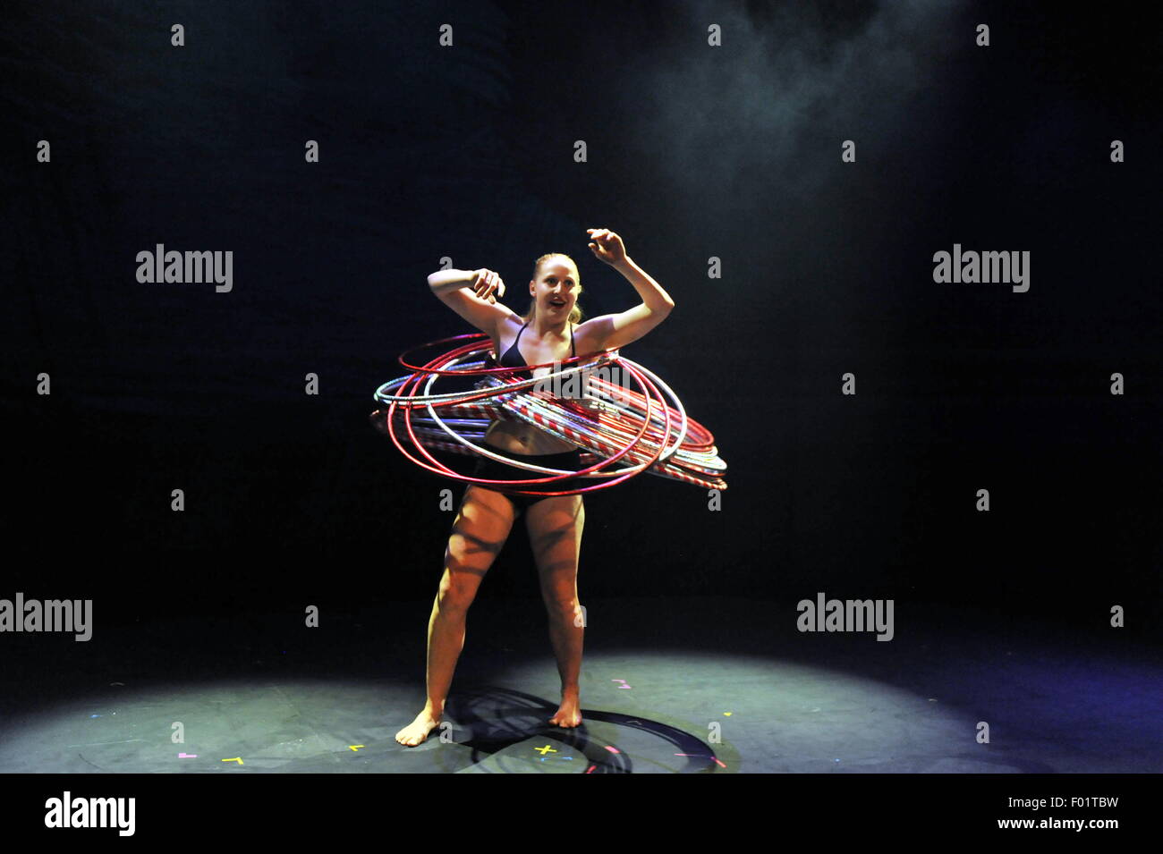 Artiste de Hula Hoop vers le bas ventre de lancement presse à Fringe d'ici 2015, dans un spectacle intitulé Close Up Banque D'Images