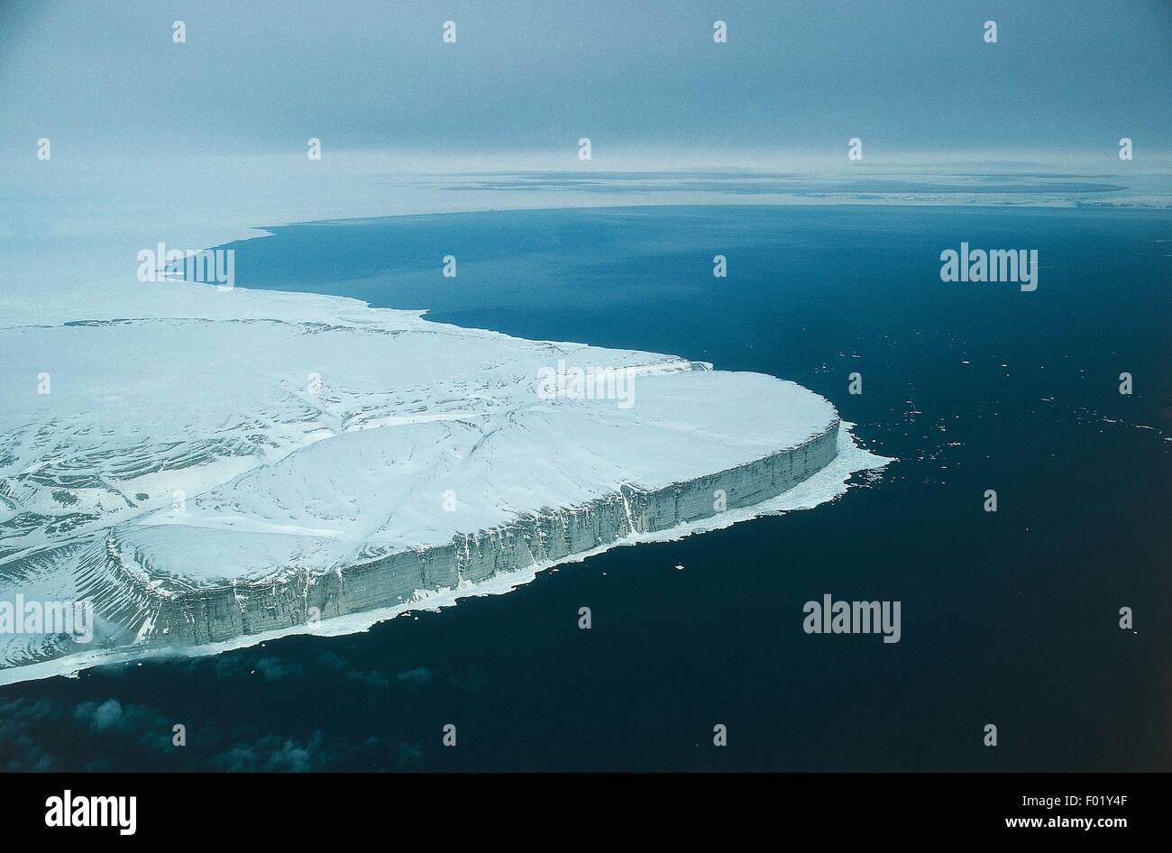 Vue aérienne de l'Île Clarence, l'île Somerset, l'archipel arctique canadien, Canada. Banque D'Images
