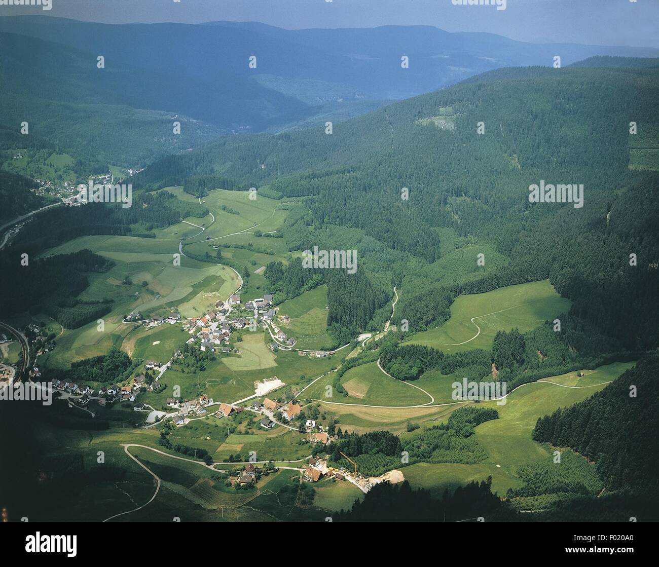 Vue aérienne de maisons dans une vallée, Klosterreichenbach, Forêt Noire, Allemagne Banque D'Images