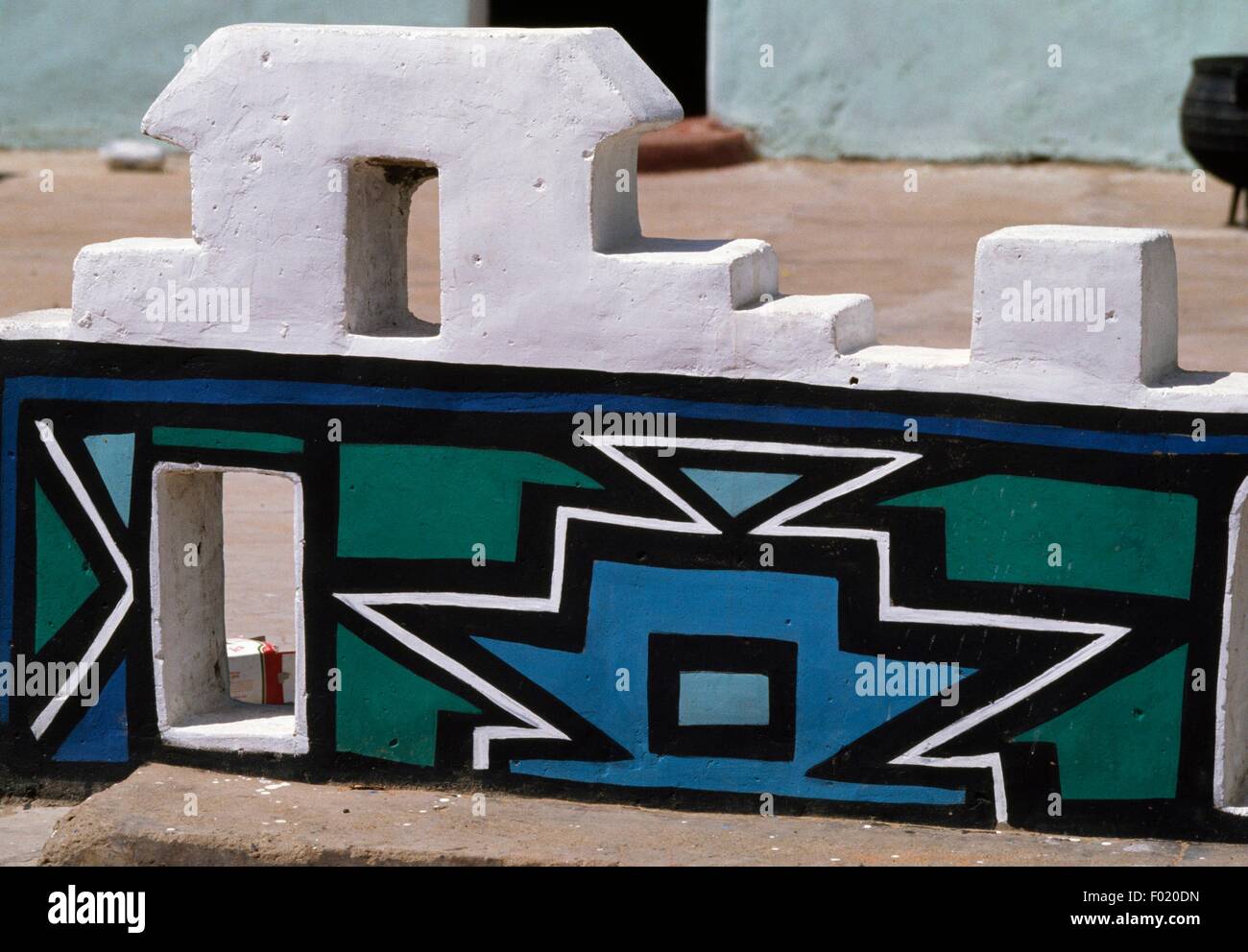 Peintures murales dans le village Ndebele de Botshabelo, la province de l'État libre, en Afrique du Sud. Banque D'Images