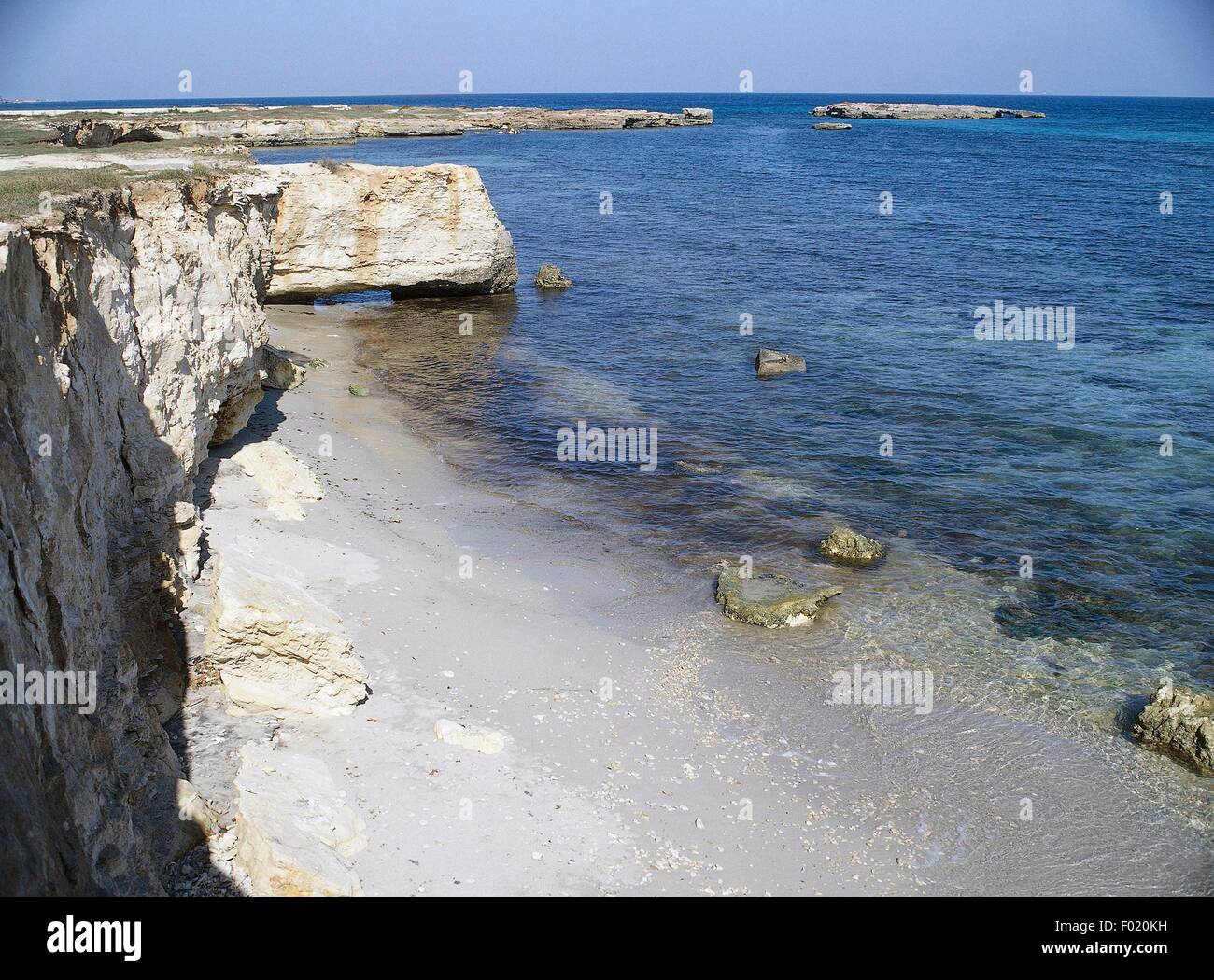 Sandy Cove sur la côte près de San Foca, Salento, Pouilles, Italie. Banque D'Images