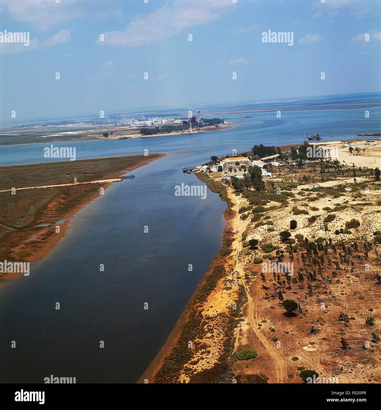 L'Rio Tinto et la rivière Odiel dans la réunion, avec l'estuaire Huelva La Rabida friary sur le droit, l'Andalousie, espagne. Banque D'Images