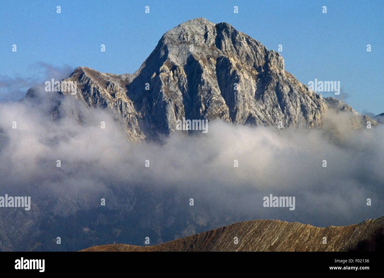 Vue sur les Alpes Apuanes, Parc Régional des Alpes Apuanes, Toscane, Italie. Banque D'Images