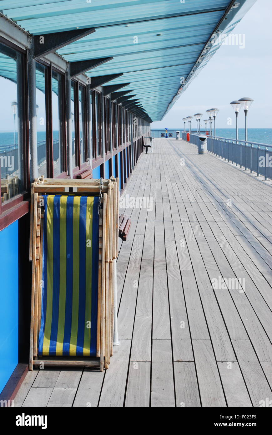 Chaises empilées sur la jetée en bord de mer Banque D'Images