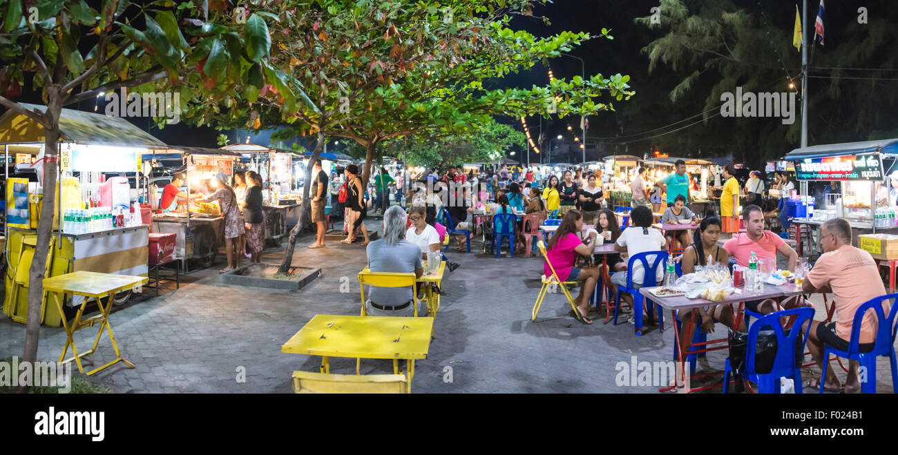 Les gens, les touristes et les habitants de manger à un marché de nuit, Na Thon, Koh Samui, Thaïlande Banque D'Images