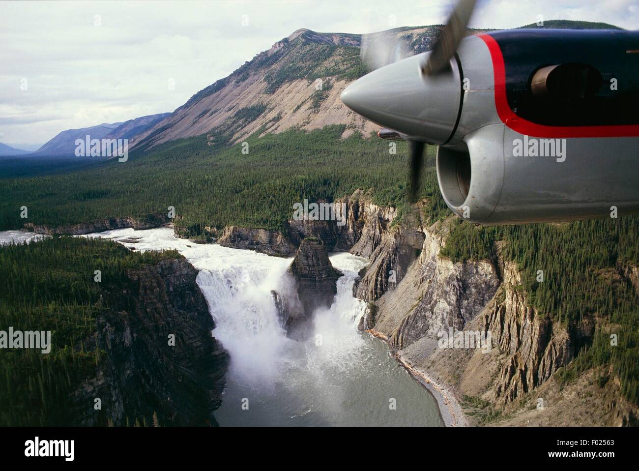 Vue aérienne de la chute Virginia, la réserve de parc national Nahanni (Liste du patrimoine mondial de l'UNESCO, 1978) - Territoires du Nord-Ouest, Canada Banque D'Images