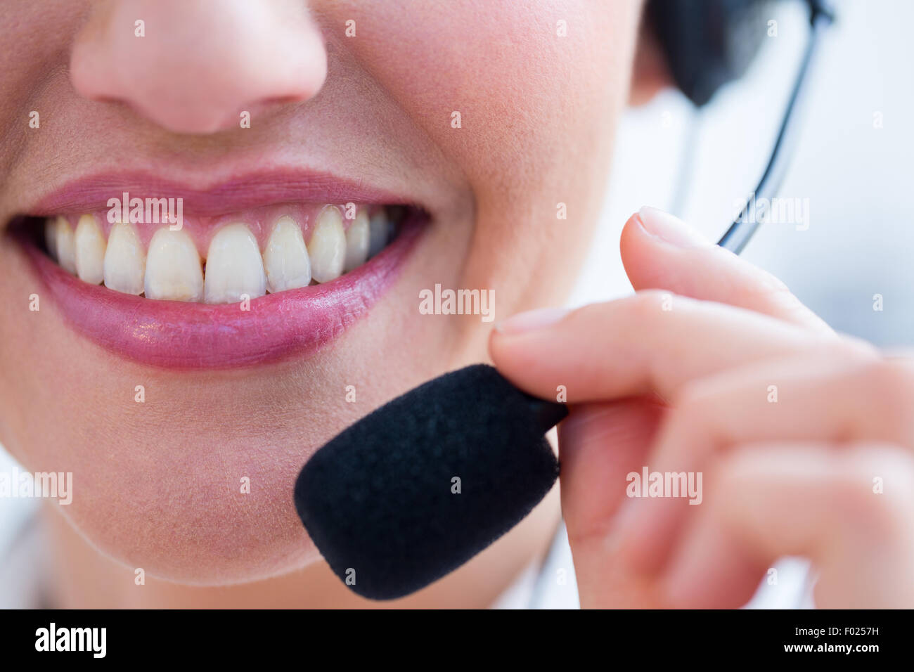 Sourire de belle brune utiliser de casque Banque D'Images