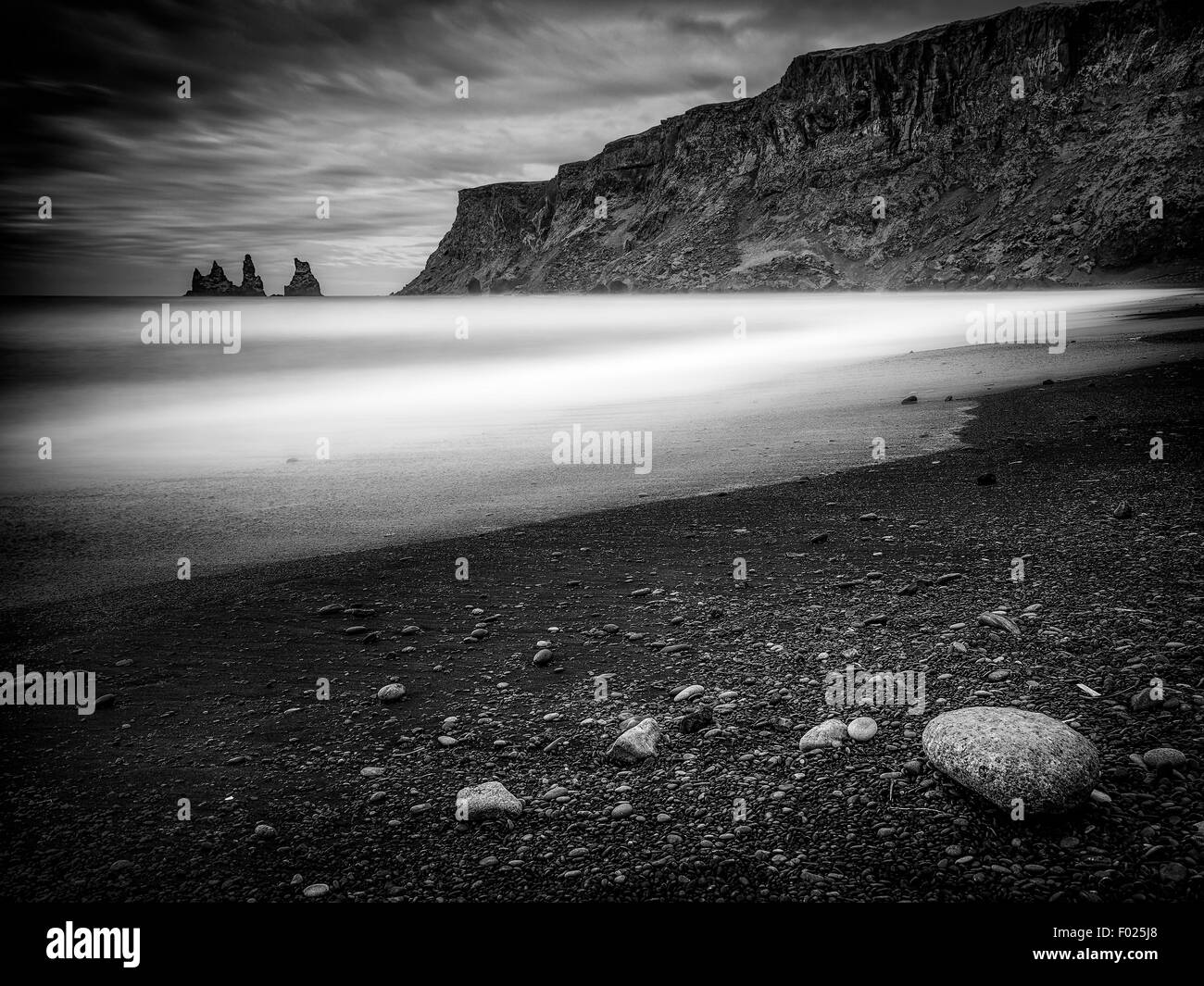 Les piles de la mer vu de la plage de Vik, Islande Banque D'Images