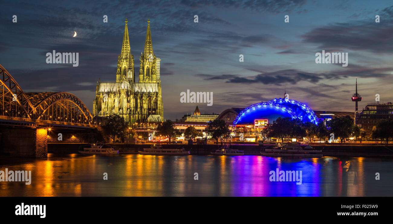 Panorama de la ville de Cologne au crépuscule, Rhin, Pont Hohenzollern, cathédrale, le Musical Dome, Colonius tour de télévision, lever de lune derrière Banque D'Images