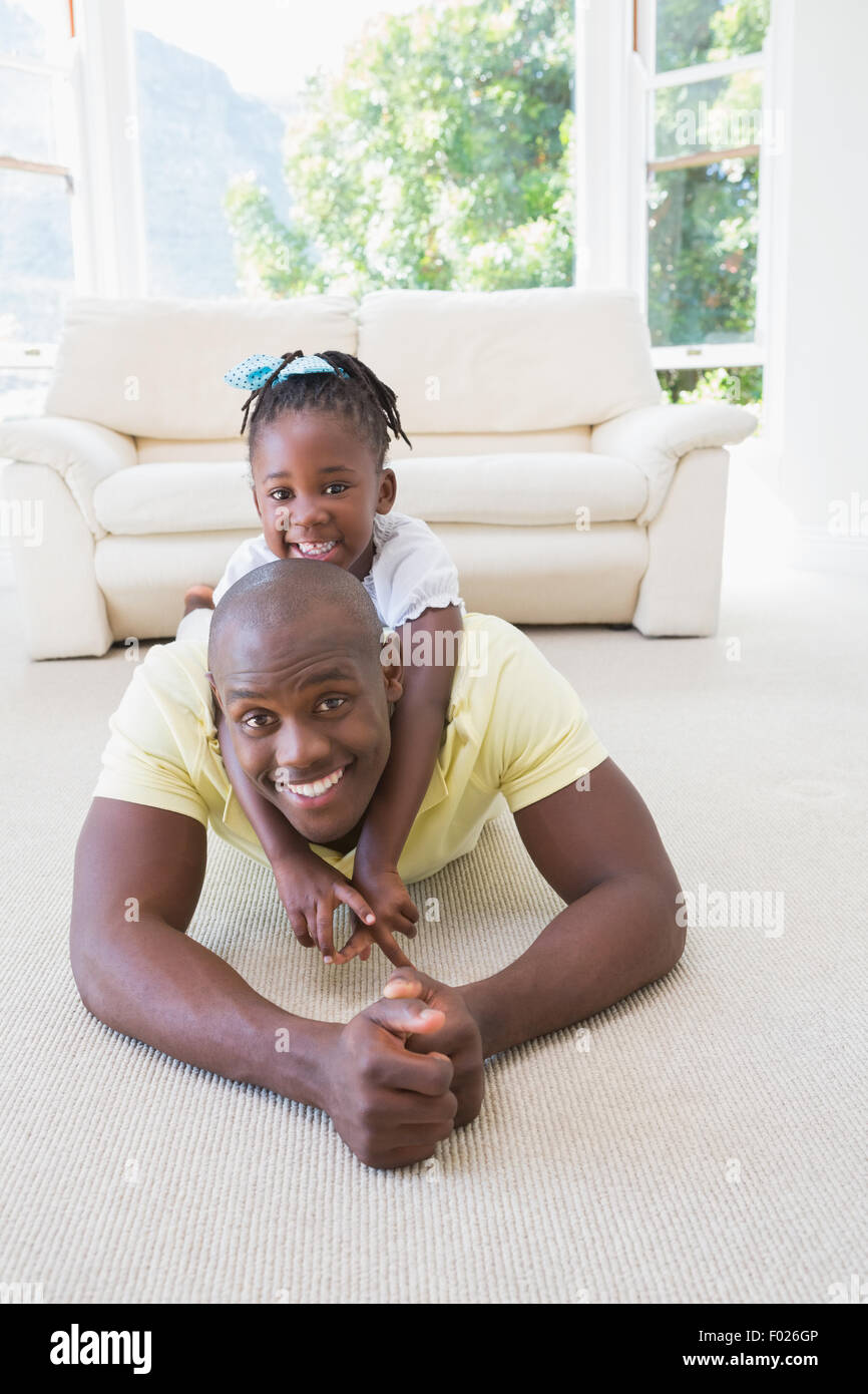 Happy smiling père avec sa fille Banque D'Images