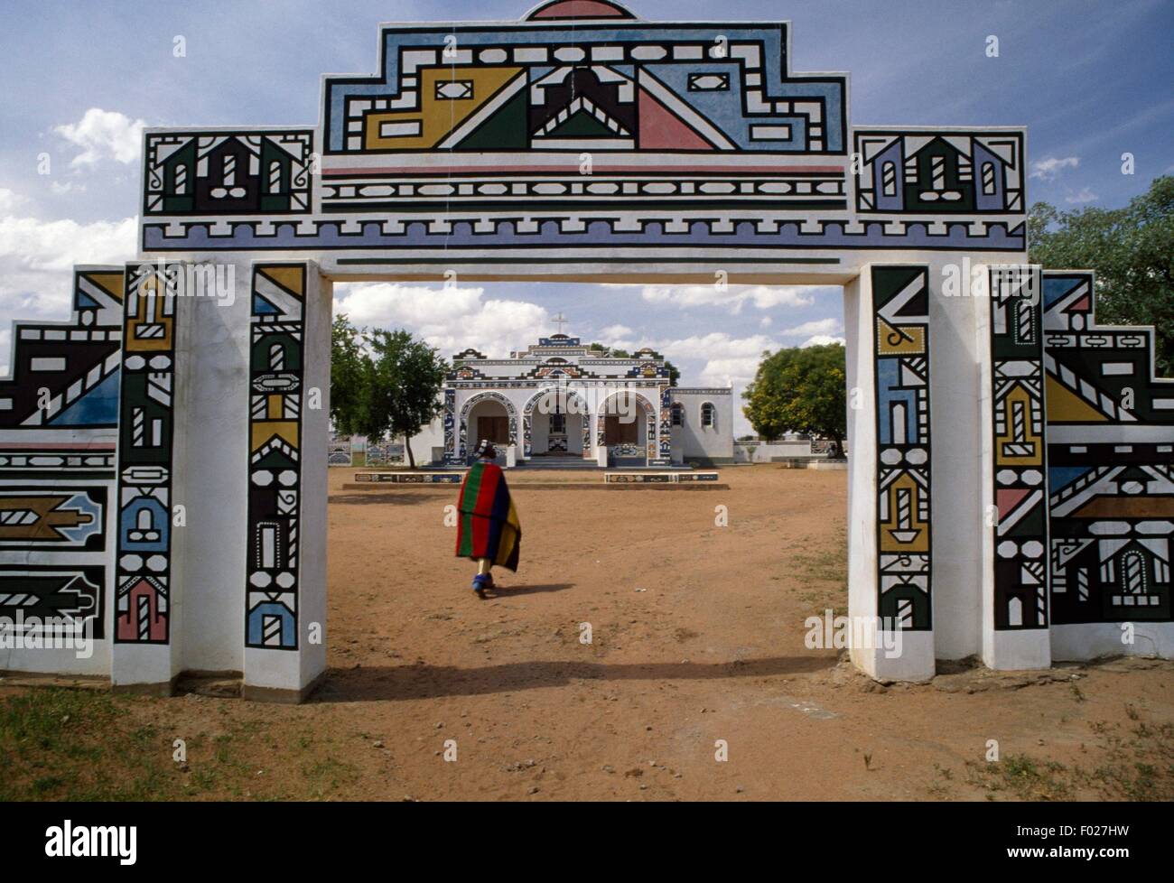 Entrée d'un village Ndebele, Afrique du Sud. Banque D'Images