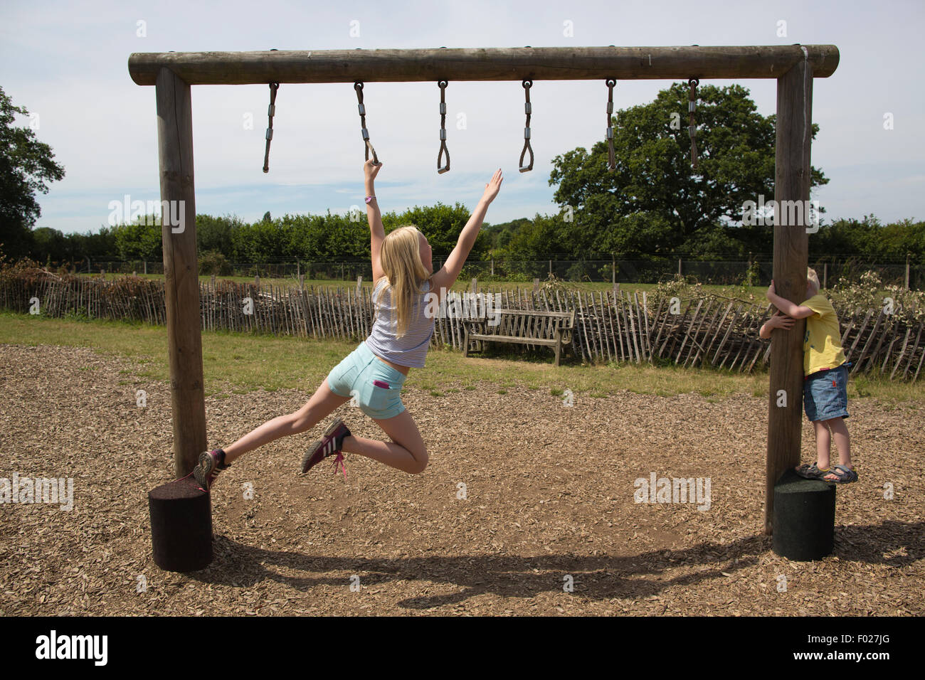 Une jeune fille joue sur appareil, Wild at Wisley Aire de jeux pour les activités de plein air au Centre Jardin Wisley, Surrey, Angleterre Banque D'Images