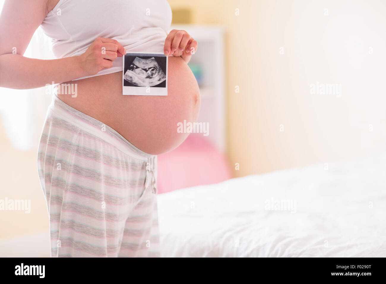 Femme enceinte montrant l'échographie Banque D'Images