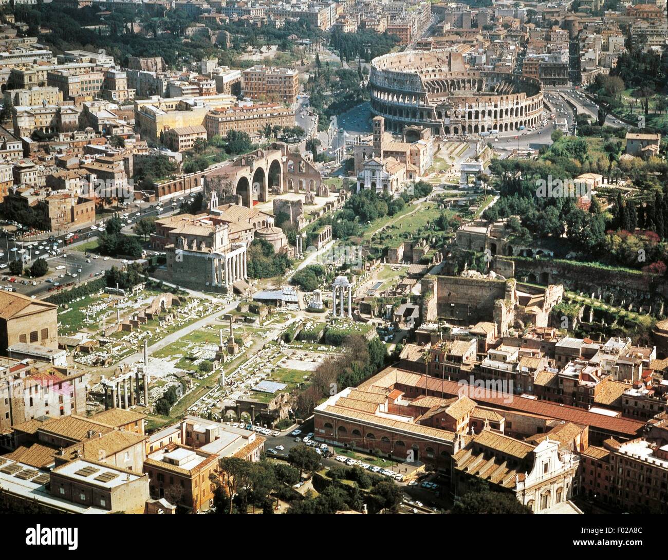 Vue aérienne de Forum Romain et Colisée amphithéâtre Flavien à Rome (Liste du patrimoine mondial de l'UNESCO, 1980, 1990) - Région du Latium, Italie Banque D'Images