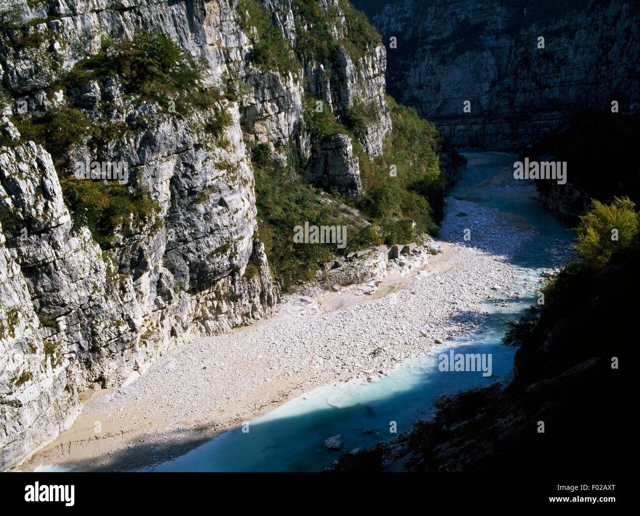 La gorge et le gravier du lit de la Cellina, Frioul-Vénétie Julienne, Italie. Banque D'Images