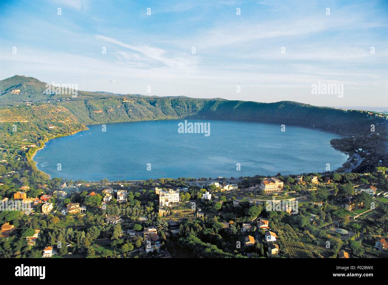 Vue aérienne de Castel Gandolfo, le lac Albano et la Alban Hills, lazio, Italie. Banque D'Images