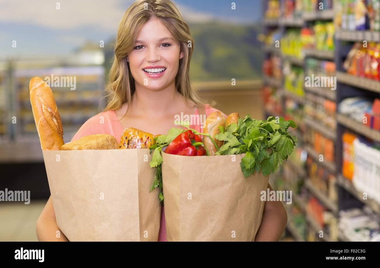 Portrait de jolie femme blonde d'acheter les produits alimentaires Banque D'Images
